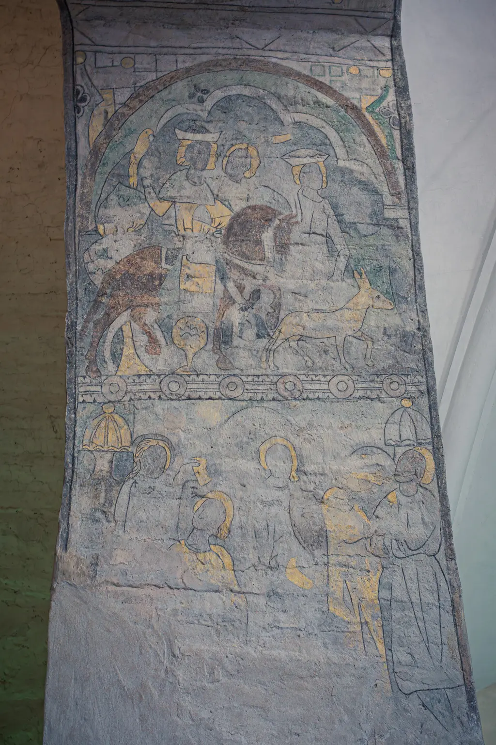 Historische Wandmalerei mit Figuren, Tieren und religiösen Symbolen, teils vergoldet, in sanften Farbtönen. Kunstwerke aus einer früheren Epoche.