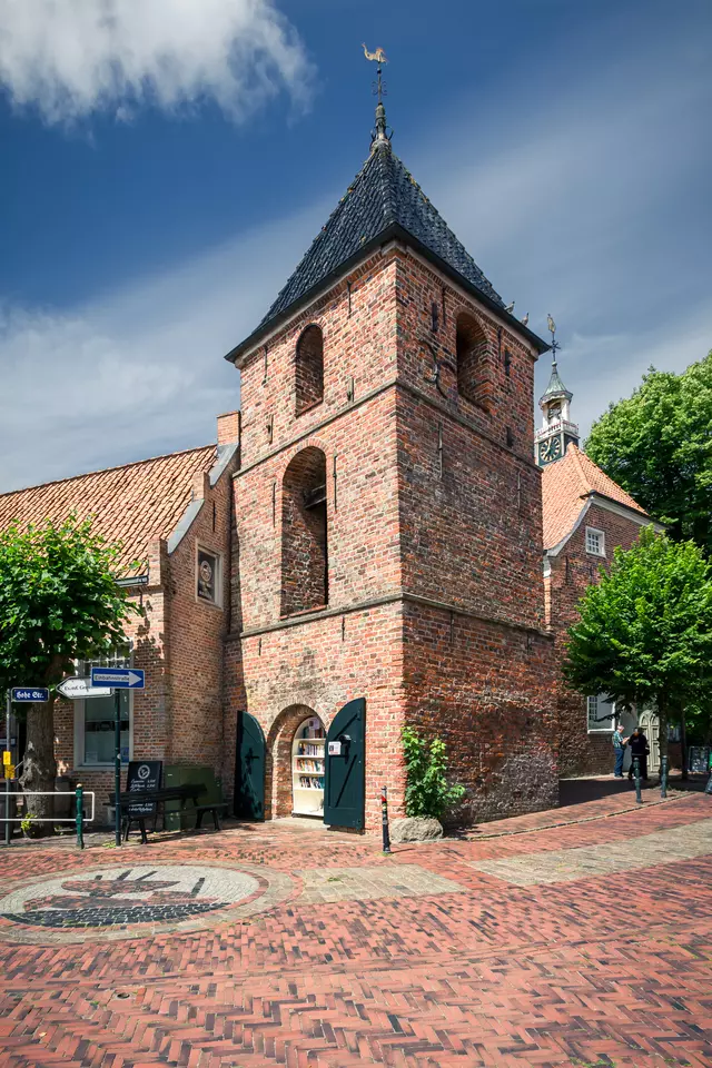 Der getrennt stehende Glockenturm der Greetsieler Kirche.