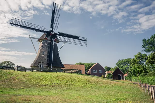 Die Windmühle „De Phenix“, umgeben von alten Bauernhäusern.