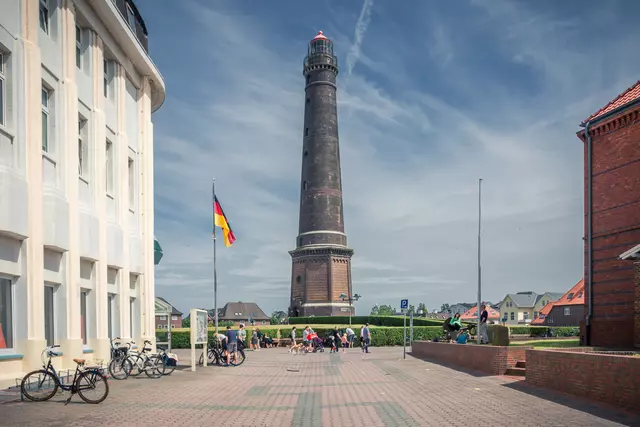 Der Borkumer Leuchtturm prägt das Stadtbild und zieht Besucher an.